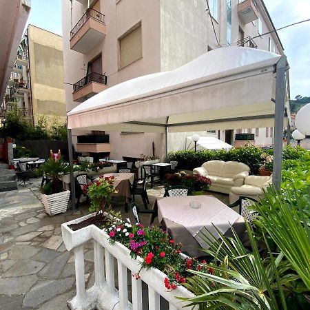Hotel Riz Finale Ligure Extérieur photo